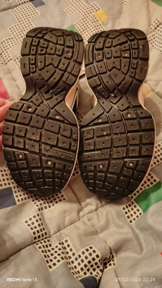 Zapatillas deportivas negras y blancas