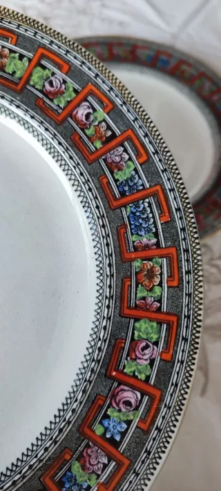 2 piatti/sottopiatti decorati 1890