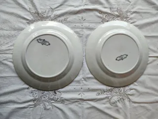 2 piatti/sottopiatti decorati 1890