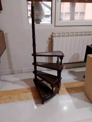 Escalera Librería Caoba y Piel