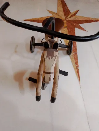 Triciclo antiguo de madera y hierro