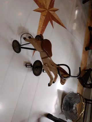 Triciclo antiguo de madera y hierro