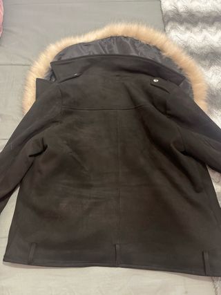 Chaqueta negra con cuello de pelo
