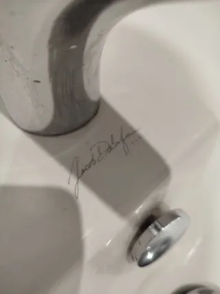 Lavabo en buen estado  Grifería cromada