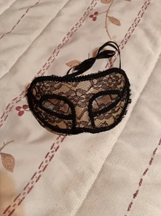 Antifaz de encaje negro para carnaval