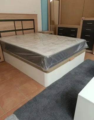 Canapé de madera y plástico