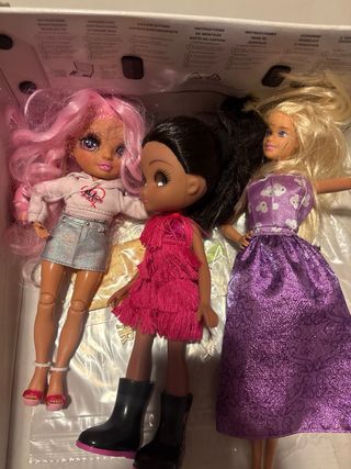 Muñecas con vestidos y accesorios