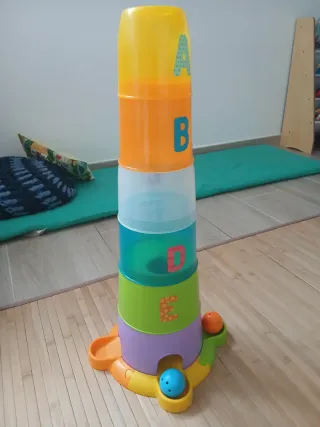 Torre apilable con letras y pelotas