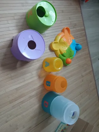 Torre apilable con letras y pelotas