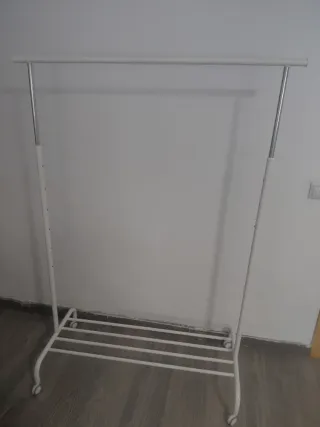 Colgador de ropa metálico blanco