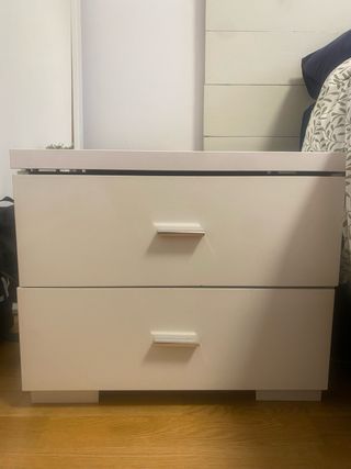 2 Mesitas de noche blancas