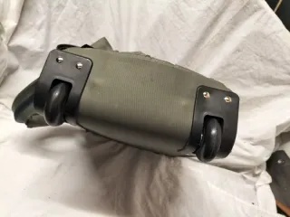 Maleta de viaje verde con ruedas