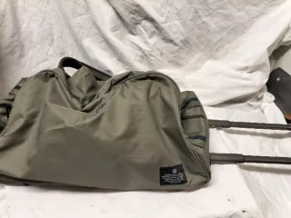 Maleta de viaje verde con ruedas