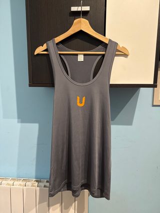 Camiseta deportiva gris con logo U naranja