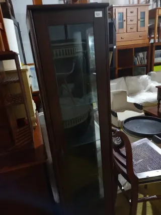 Vitrina de madera y cristal