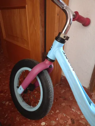 Bicicleta de equilibrio Giant azul
