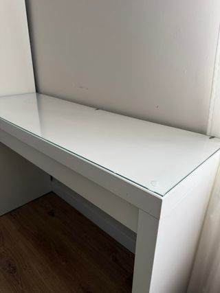 Escritorio blanco y cristal