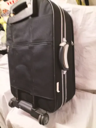 Maleta de viaje negra con ruedas