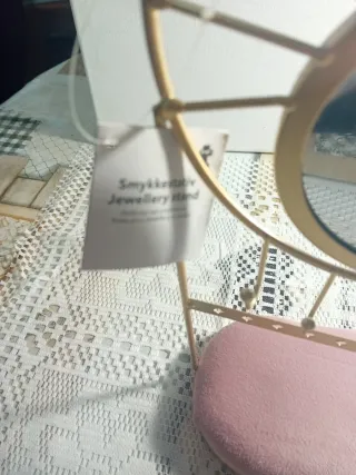 Elegante joyero dorado con espejo y asiento