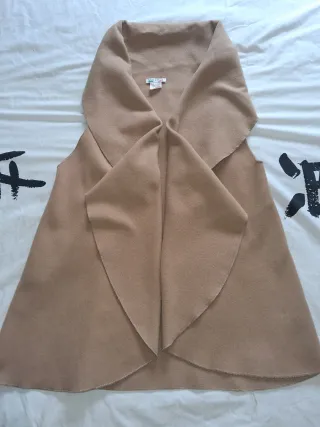 Colete elegante corte assimétrico bege