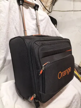 Maleta de cabina negra con ruedas