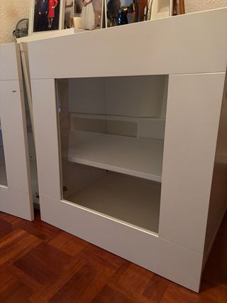 Cajoneras blancas con cristal.