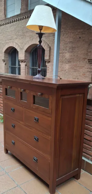 Mueble antiguo de madera con cristal