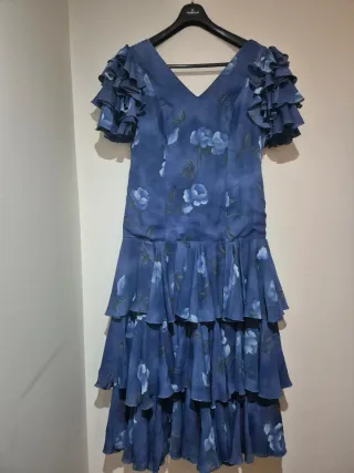 Traje de flamenca azul con volantes