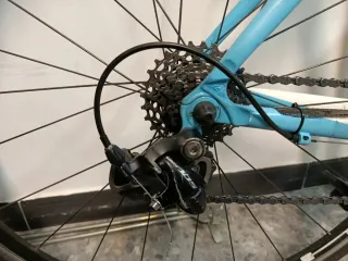 Bicicleta de carretera Ridley blanca y azul