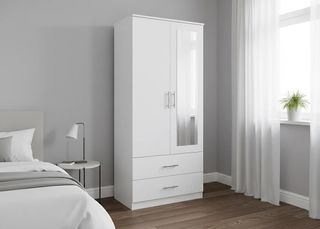 Armario blanco de madera con espejo