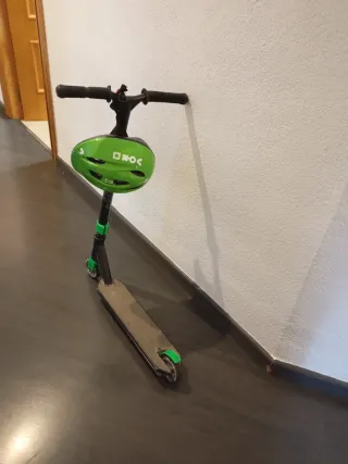 Patinete con casco verde