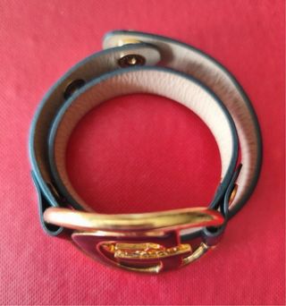 Pulsera Guess Piel Negra y Logo Dorado