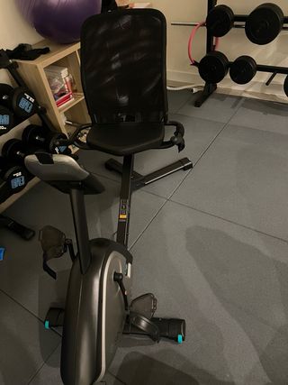 Bicicleta estática con respaldo