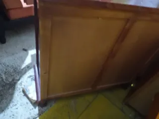 Cajonera de madera con tiradores dorados