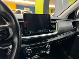 KIA STONIC, COMO NUEVO. ETIQUETA ECO