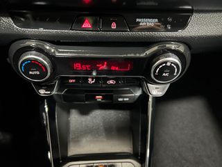 KIA STONIC, COMO NUEVO. ETIQUETA ECO