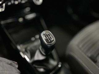 KIA STONIC, COMO NUEVO. ETIQUETA ECO