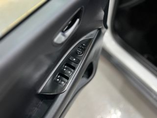 KIA STONIC, COMO NUEVO. ETIQUETA ECO