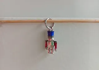 Charm Cascanueces Azul y Rojo colgante