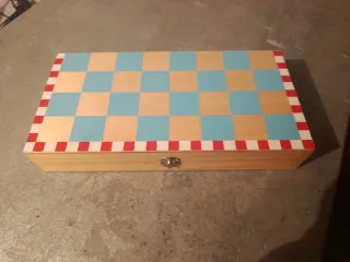 Caja de madera con tablero de ajedrez
