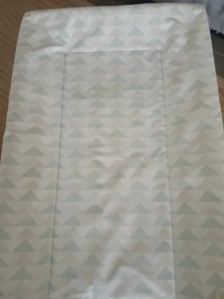 Cambiador de bebé con estampado triangular
