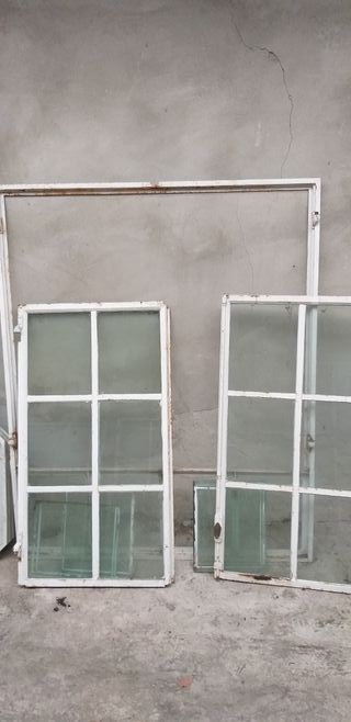3 Ventanas de hierro cuadradas