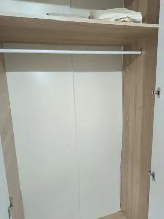 Armario blanco y madera