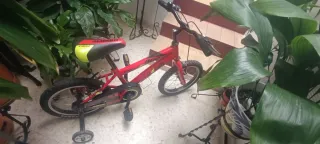 Bicicleta infantil roja, casi nueva