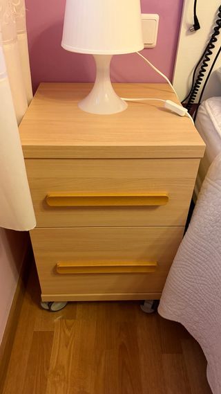 Mesita de noche de madera con ruedas