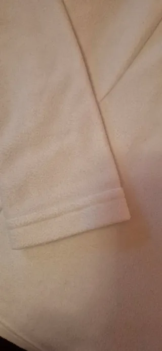 Polar Quechua blanco con cuello azul