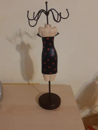 Busto porta joyas vestido lunares