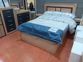 Cama, cómoda y armario de madera nuevo
