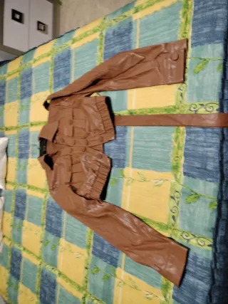 Chaqueta corta cuero marrón