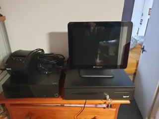 Monitor y Caja Registradora con Impresora